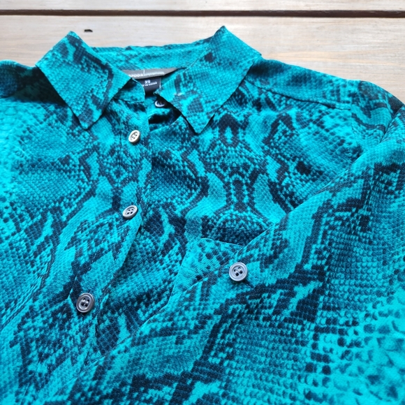 MODA INTERNATIONAL Button-down Blouse Top Snake Print Turquoise & Black, Size XS - Picture 3 of 8